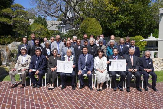 大日本農会寄贈の日本庭園の前で記念撮影