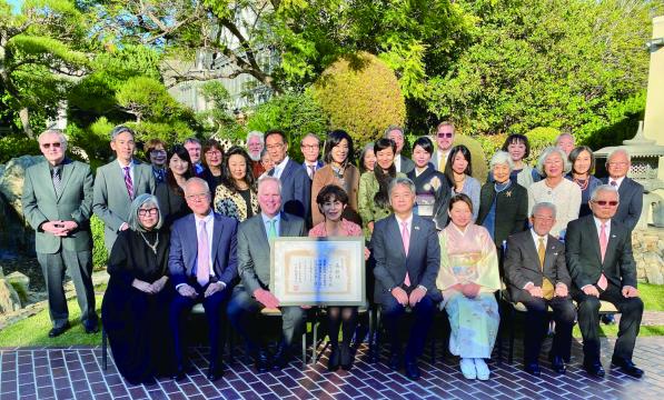 大日本農会寄贈の日本庭園の前で記念撮影